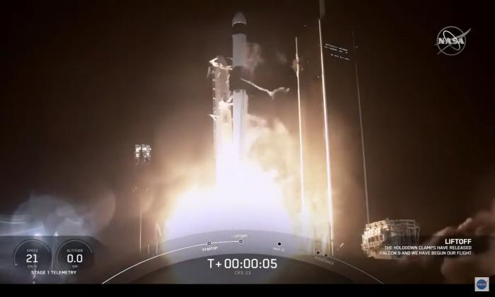 Космический корабль Илона Маска Cargo Dragon полетел к МКС. Опубликован момент запуска