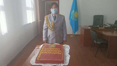 Торт в виде Конституции испекли сотрудники УИС в Карагандинской области