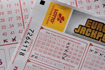 Пенсионерка выиграла 14 миллионов рублей в лотерею и раздала все деньги