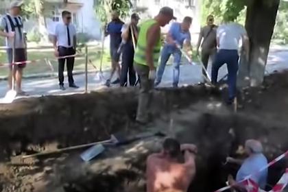Россияне пытались закопать археологов из-за вышки 5G