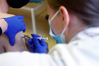 Латвийские подростки получили неодобренную вакцину от COVID-19