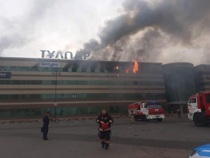 Крупный пожар произошел в торговом доме столицы