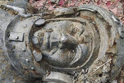 На Сахалине восстановили скандальный памятник Гагарину
