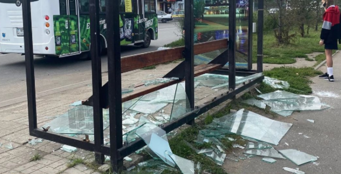 18-летняя девушка разгромила стеклянную остановку в Петропавловске