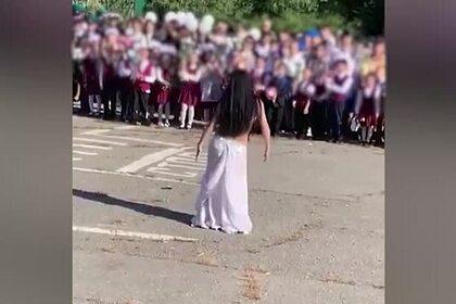 Исполнившая танец живота перед детьми в День знаний россиянка объяснилась