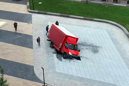 На Украине грузовик провалился в фонтан