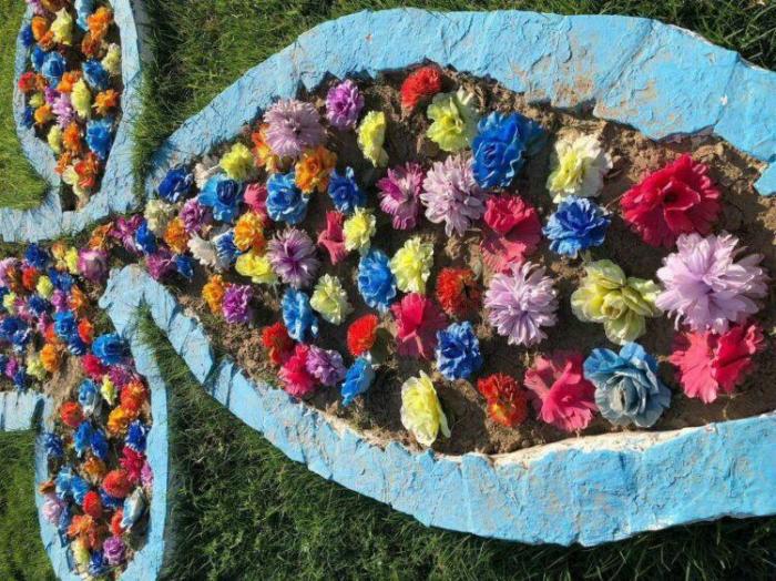 Актау напоминает кладбище: искусственные цветы в уличных клумбах ужаснули горожан