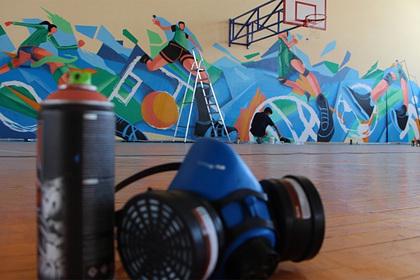 Художники разрисовали стену в спортзале школы Судака