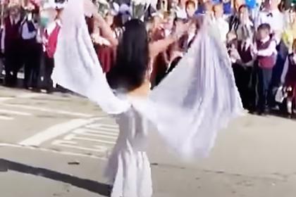 Директор российской школы решила уволиться после танца живота от учительницы