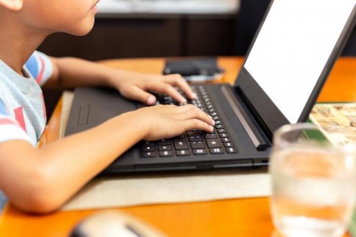 Школьники могут обучаться онлайн в Атырау