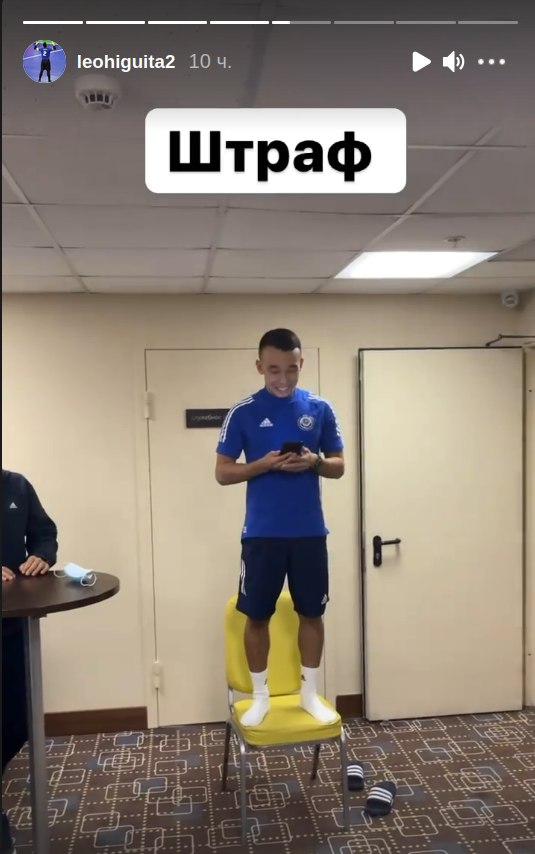 Игрок сборной Казахстана по футзалу исполнил песню перед всей командой, стоя на стуле