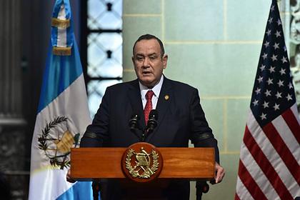 Россиян заподозрили в подкупе президента Гватемалы с помощью ковра с деньгами