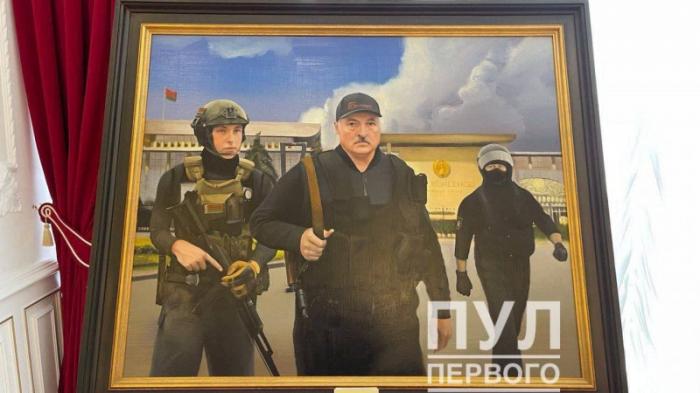 Картину, где Лукашенко изображен с автоматом, выставили в его резиденции – СМИ
                04 сентября 2021, 18:30