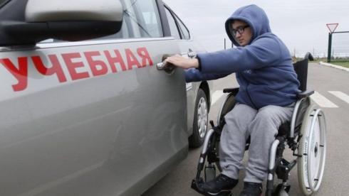 Сдать экзамены на вождение люди с инвалидностью теперь могут в карагандинском спецЦОНе