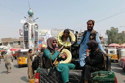 Талибы возили мужчину по городу с шинами на шее за кражу