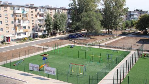 В Абае устанавливают детские и спортивные площадки, строят жильё