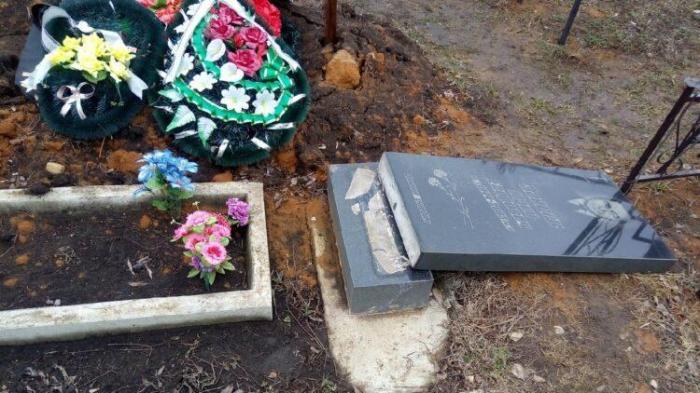 Жители Алматы показали грязное и разбитое городское кладбище
