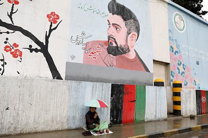 Талибы замазали украшавшие Кабул фрески и граффити