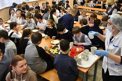 Россиянам объяснили запрет на использование в школах колбасы и макарон с фаршем