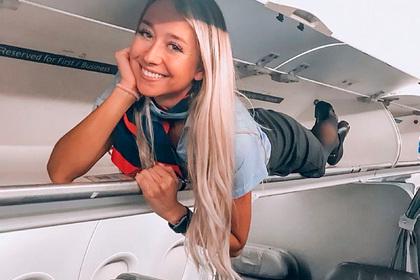 Стюардесса в мини-юбке забралась на багажную полку и удивила пользователей сети