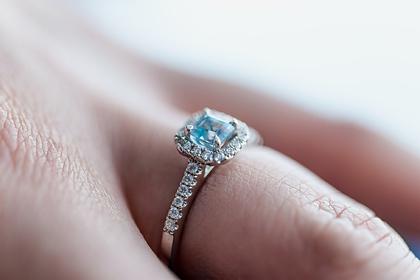 Пьяный мужчина сделал предложение с пластиковым кольцом и довел невесту до слез