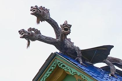 Россиянин водрузил на крышу дома трехголового дракона