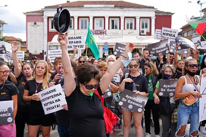 Сотни болгар вышли на протест против новых коронавирусных ограничений
