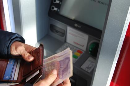 Россиянам рассказали о подходящих банковских картах для поездок за границу