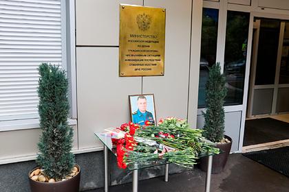 У здания МЧС в Москве появился стихийный мемориал в память о Зиничеве