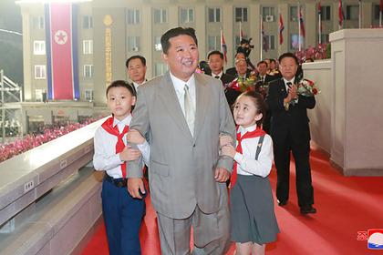 Похудевший Ким Чен Ын появился на военном параде