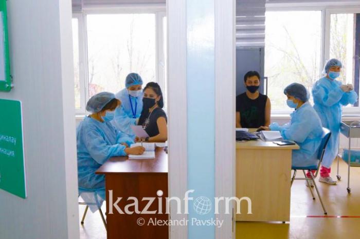 О вакцинации студентов рассказал главный санврач Алматы