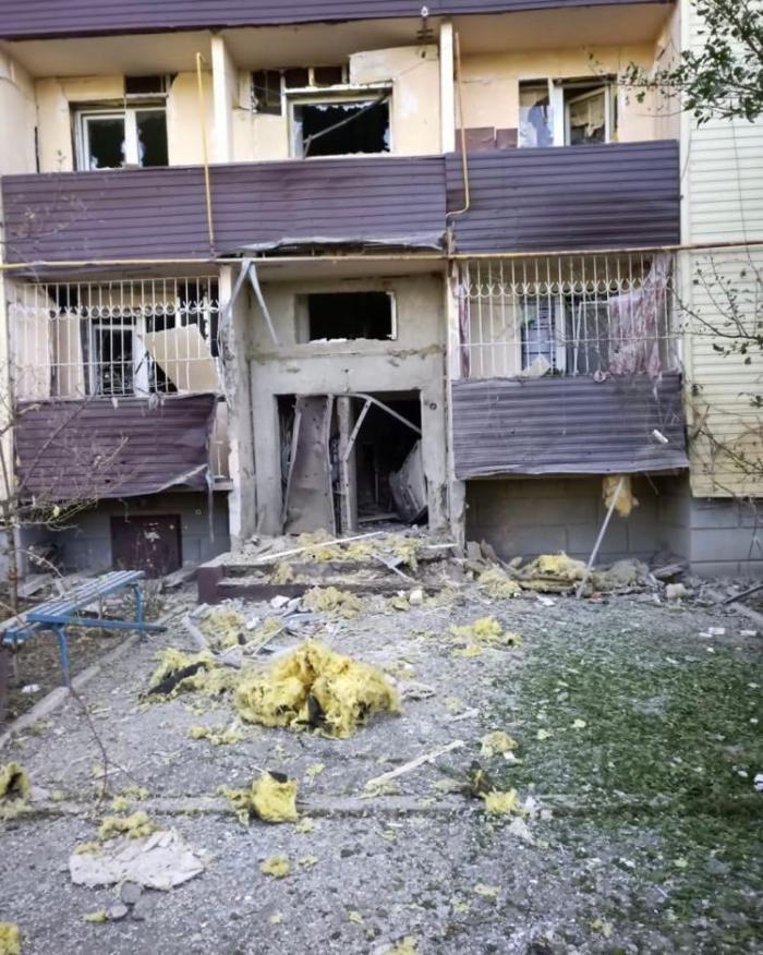 Боевики 8 сентября выпустили 30 снарядов по жилым домам в Луганской области, 5 из них попали в 5-этажку