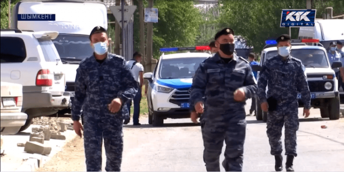 Столкновения граждан с полицией: шымкентцы против строительства поликлиники на месте стадиона