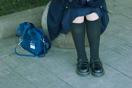 Учителя выгнали школьниц домой из-за неприемлемой обуви и вывели из себя их мать