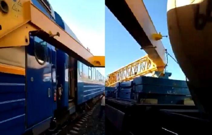 Грузовой кран повредил 13 вагонов пассажирского поезда в Актюбинской области