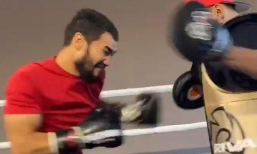 Казахстанский боксер отработал силовые удары по корпусу. Видео
