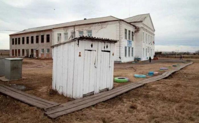 Не все казахстанские школы оборудованы теплыми туалетами. Хотя чиновники обещали