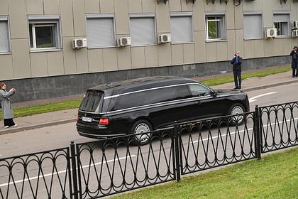 Кортеж с телом Зиничева прибыл на кладбище Петербурга