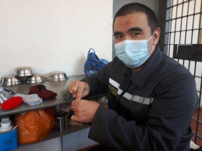 В Актау осужденный вяжет шерстяные пинетки для недоношенных детей