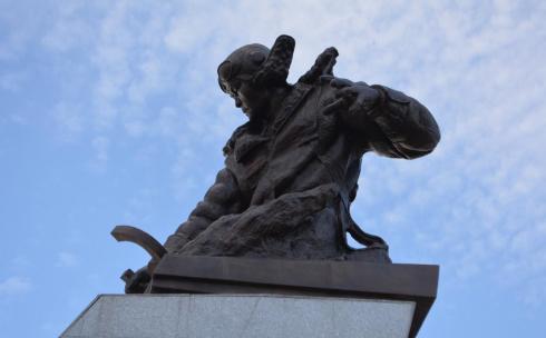 В Караганде открыли памятник Нуркену Абдирову