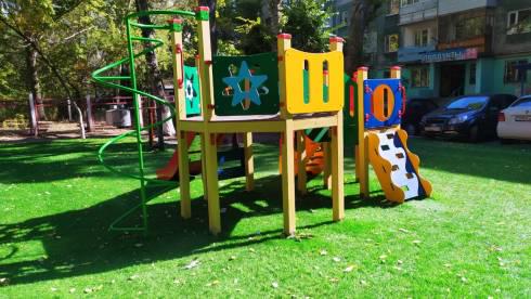 Аким Караганды проверил качество установки детских площадок