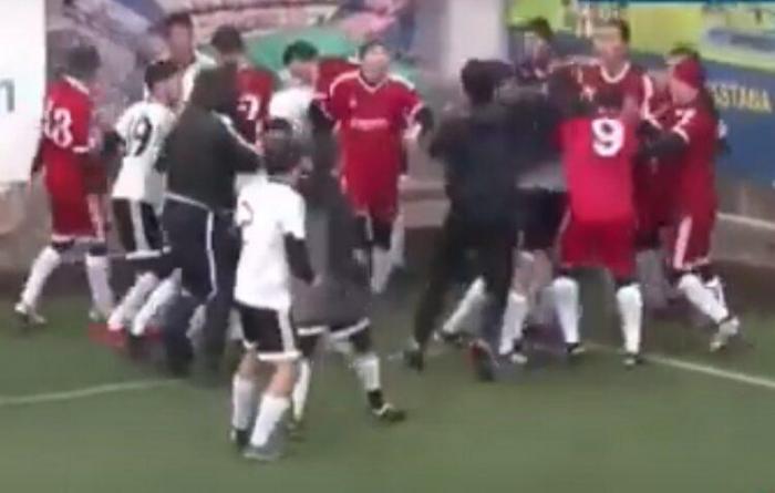 Футболисты устроили дикую драку прямо во время матча в Нур-Султане