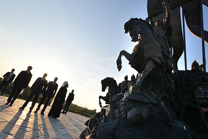 На монументе Александра Невского увековечили образы псковских десантников