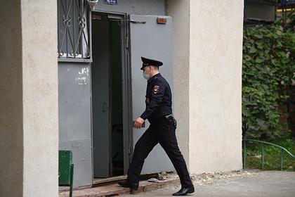 Полиция увезла трех человек из дома на Совхозной улице
