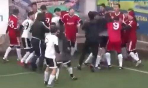 Футболисты устроили дикую массовую драку прямо во время матча в Нур-Султане. Игрок потерял сознание. Видео