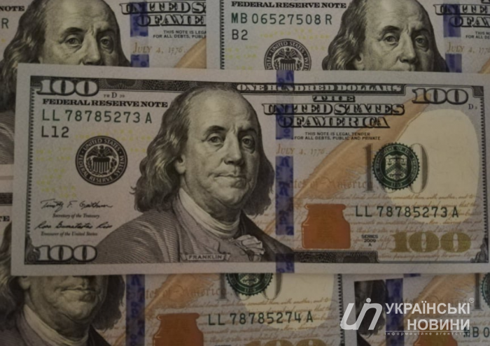 Доллар и евро начали неделю с подорожания. Курс валют на 13 сентября