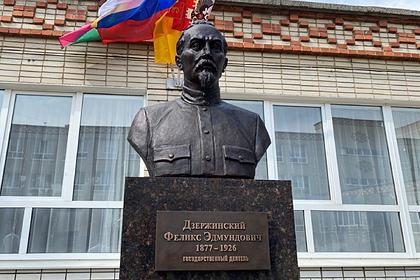 Заслуженный учитель России оценил установку памятника Дзержинскому в школе