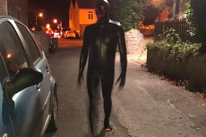 Незнакомец в БДСМ-костюме ночами пугал горожан и заинтересовал полицию
