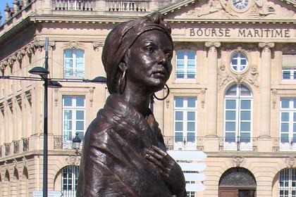 Расисты осквернили статую чернокожей рабыни во Франции