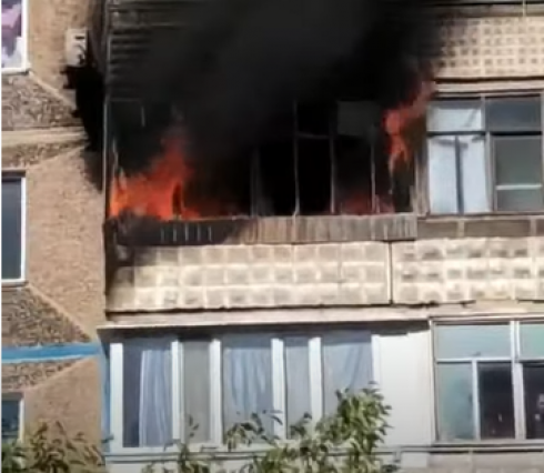 Спасатели эвакуировали 8 человек из-за пожара в многоэтажном доме Темиртау
